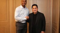 Patrick Kluivert (kiri) dan Ketua Umum PSSI Erick Thohir (kanan)